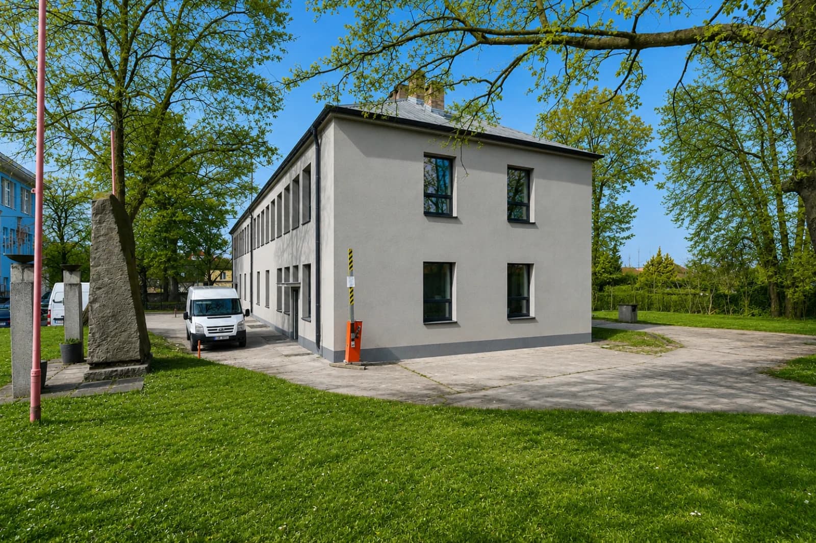 Beranových 698 — exteriér z boku